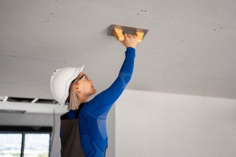 Installatie van gipsplaten aan het plafond